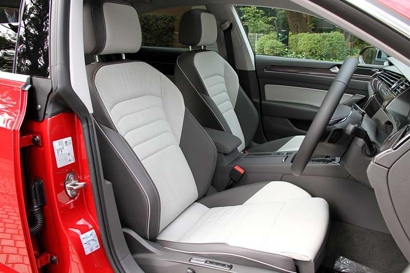 撮影車のインテリアカラーはミストラルグレーで、電動パノラマスライディングルーフとDynaudio（ディナウディオ）のプレミアムサウンドシステムをセットにした新オプション「ラグジュアリーパッケージ」を装備