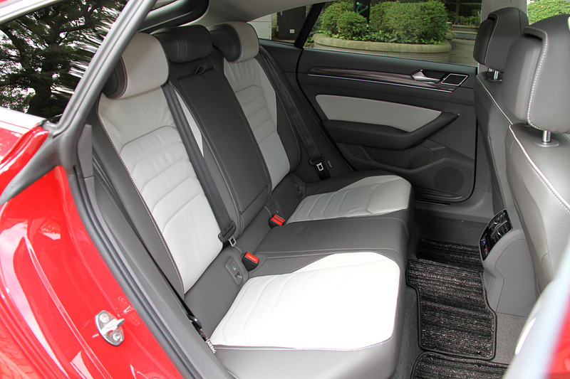 撮影車のインテリアカラーはミストラルグレーで、電動パノラマスライディングルーフとDynaudio（ディナウディオ）のプレミアムサウンドシステムをセットにした新オプション「ラグジュアリーパッケージ」を装備