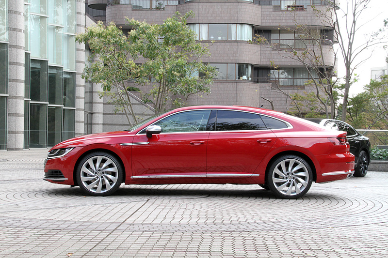 アルテオンのボディサイズは全グレード共通の4865×1875×1435mm（全長×全幅×全高）で、ホイールベースは2835mm