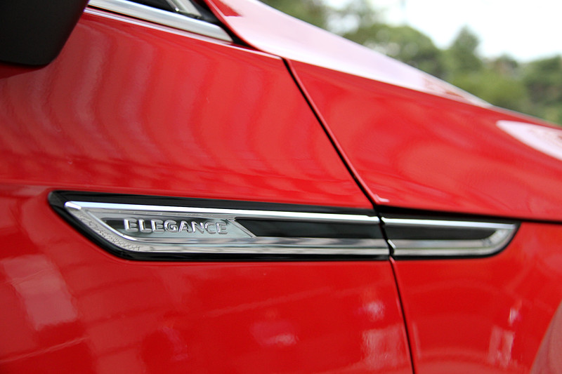 エクステリアではフロントバンパーやシルバーのドアミラー、シルバーの20インチアルミホイール（タイヤはピレリ「P ZERO」で、サイズは245/35 R20）、ボディサイドに備わる「ELEGANCE」バッヂが専用装備。なお、R-Lineではトランクスポイラーが備わるが、エレガンスでは非採用となる