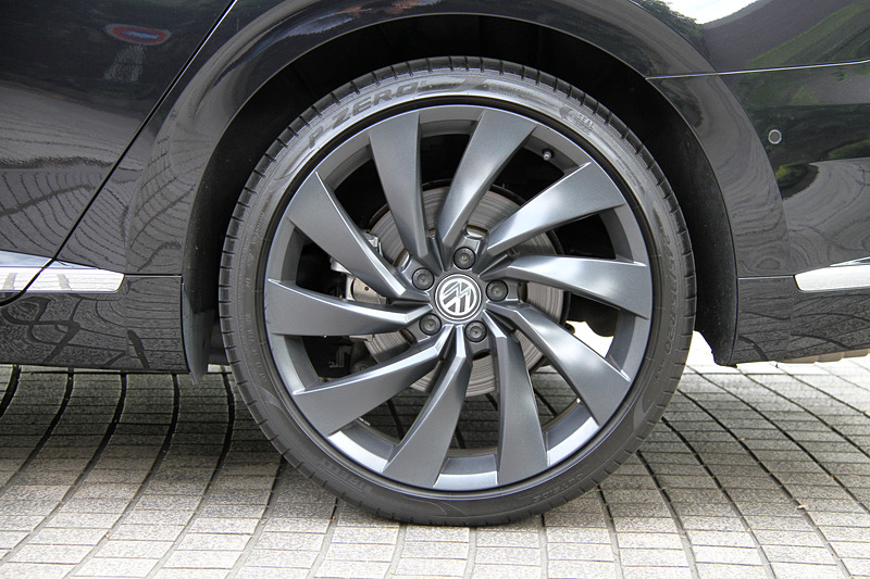 こちらはTSI 4MOTION R-Line Advance