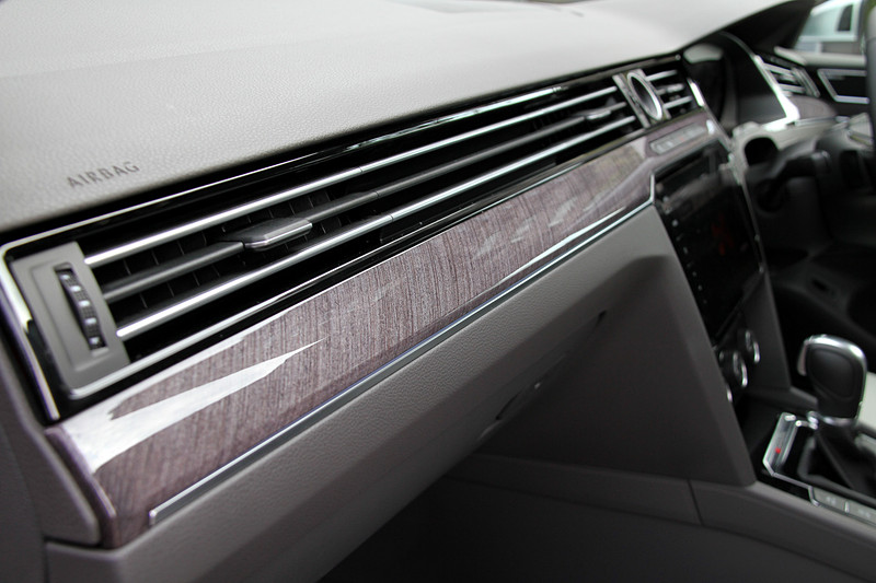 撮影車のインテリアカラーはミストラルグレーで、電動パノラマスライディングルーフとDynaudio（ディナウディオ）のプレミアムサウンドシステムをセットにした新オプション「ラグジュアリーパッケージ」を装備