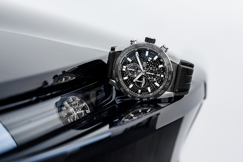 ベゼルの側面にスピード、サーキット、ピストンを表現したラインが配されるとともに、新型ヴァンテージのメーターパネルを想起させる六角パターンの文字盤を採用