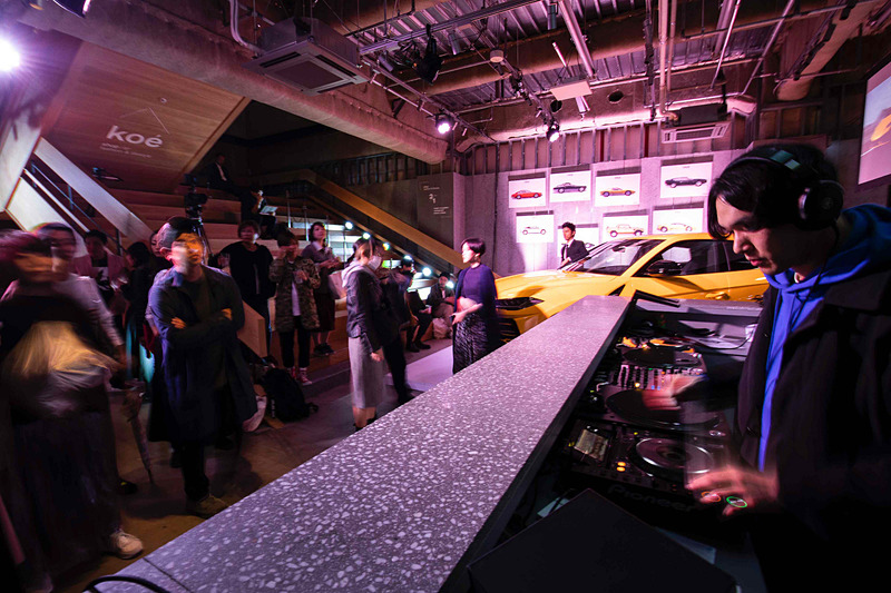 会場にはウルスとともにウラカン ペルフォルマンテ スパイダーを展示したほか、hotel koe tokyoプロデュースによるDJが会場を盛り上げた
