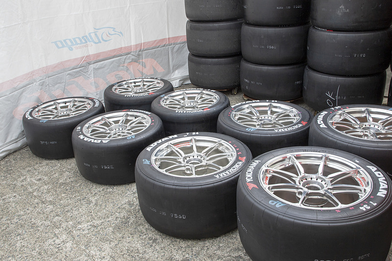 気温が低く、持ち込んだタイヤと路面のマッチングもよくない。ピットではタイヤを少しでも温めておくため、テント内の日向にタイヤを置いていた