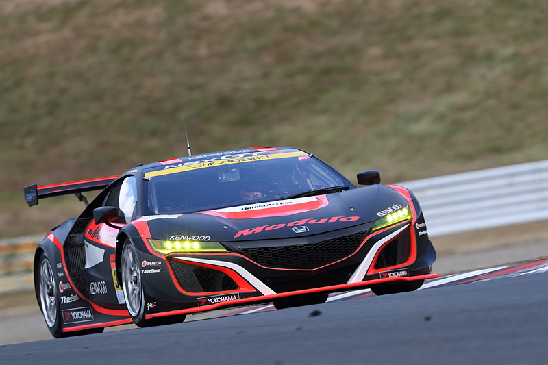 小まめにピットインしてセットアップを変更する。路面に見えているのがタイヤカス。アスファルトの表面が粗いオートポリスでは、他のサーキットよりタイヤカスを拾うことによる走りへの影響が出やすいという