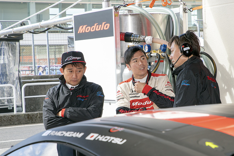 大津選手もドライブするが、やはり苦戦。クルマを降りてすぐにチョン監督と話をする