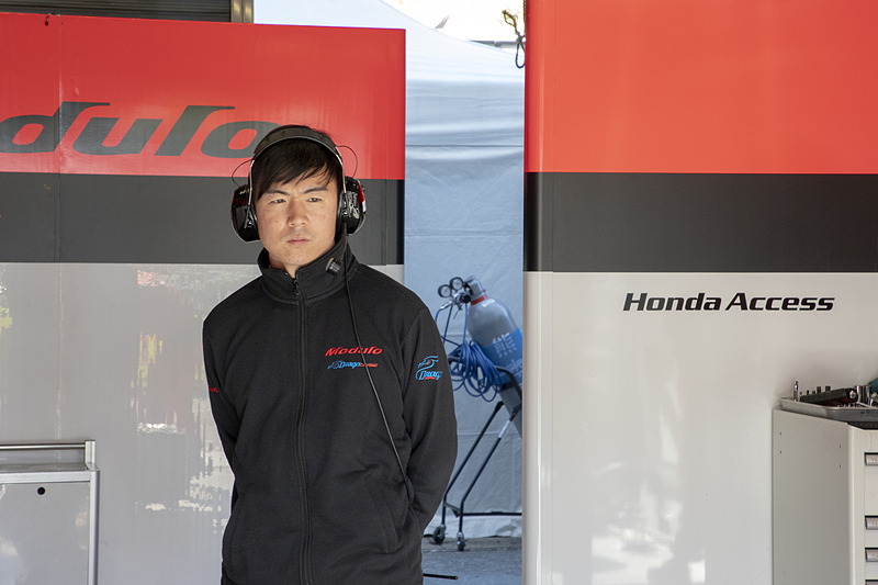 道上選手のアタック中、無線で状況を聞く大津選手。タイヤのことが気になっているようだった