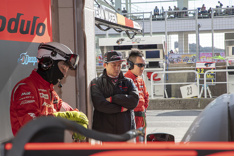 Q2は大津選手が担当。チョン監督、道上選手が見守るなかピットアウトして7位を獲得した。予選後の会見では「ミスもしたけど、まとめられていても上位を取るのは難しかった」と語り、厳しい状況だったことを感じさせるコメントだった