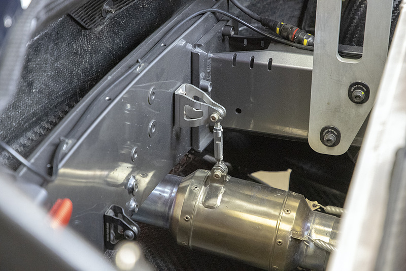 こちらはリアのレーンホースに付いているサイレンサーステー。ターンバックル式でメカ好きには魅力的な作りになっている。ただ、ターンバックルである理由はレースカーゆえに組み付け精度が今ひとつなので、最終的に位置の調整を行なうためという。「角度を変えると空力的に～」という感じの回答を期待していたが、いたって普通の理由だった