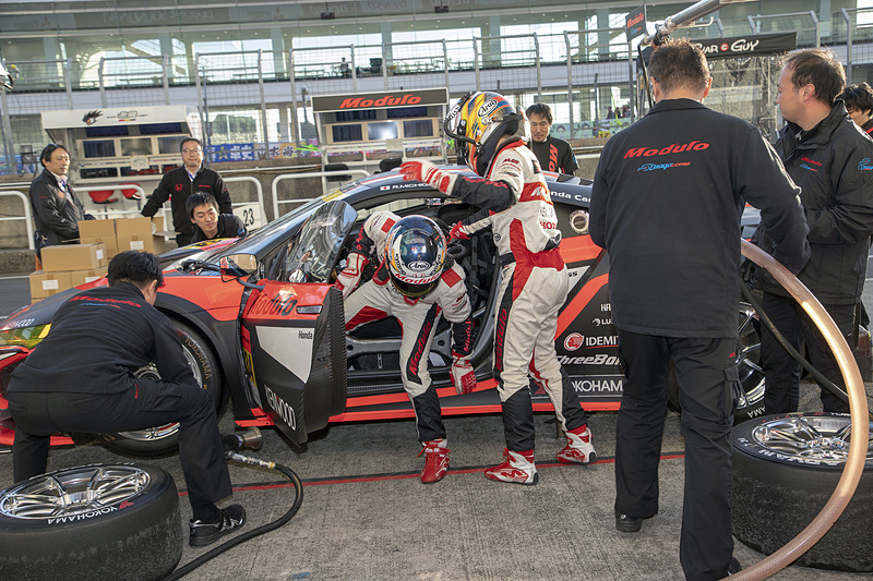 予選日の最後にはピットワークの練習も行なう。ドライバー交代、燃料給油機の操作、タイヤ交換を行ない、それぞれでタイムを計測する