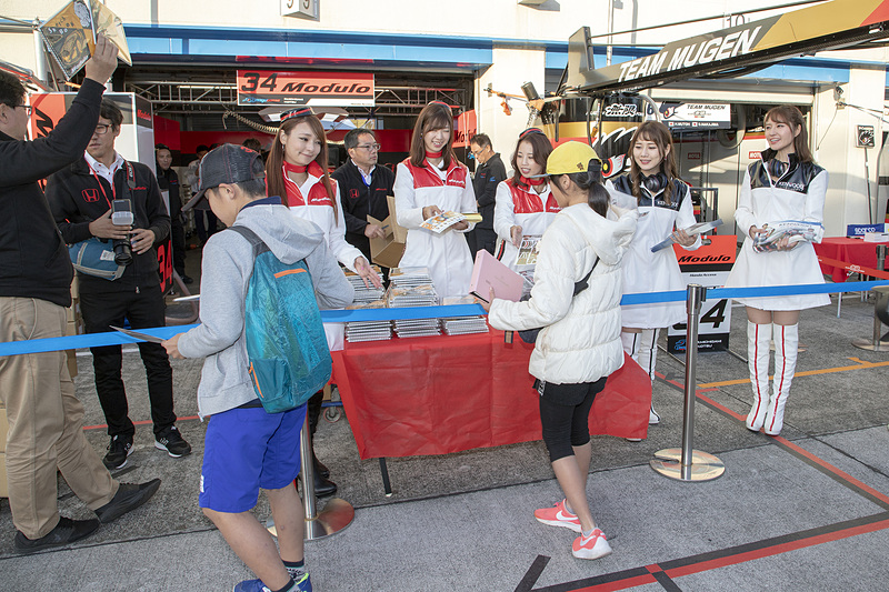土曜日の昼にもピットウォークはあるが、お子さん連れの場合は夕方に行なうキッズウォークへの参加がお勧め。空いているので歩きやすく、多くのチームのピットを見に行けるはずだ