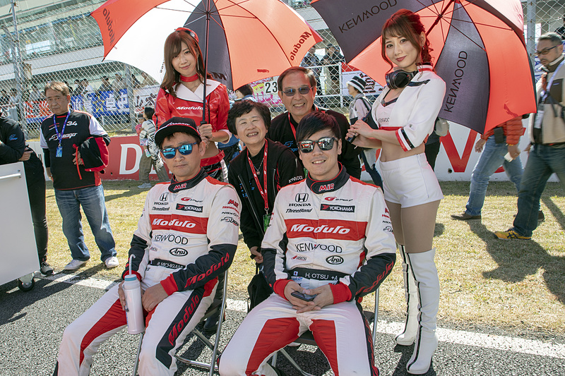 スタートグリッドの風景。日差しは強いが気温はさほど上がっていない。ターボ車にとっては有利な条件