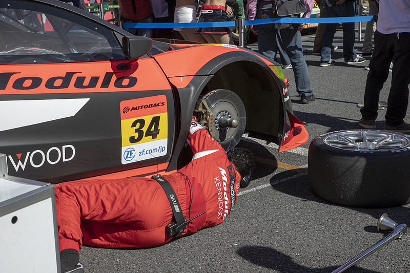 周囲は華やかな雰囲気だが、メカニックは黙々と仕事をこなす。グリッド上で最後のセットアップ変更を行なった