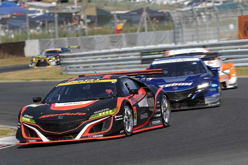 快調なスタートを切った34号車。最後に施したセットアップがキマりバランスが向上。序盤で順位を5位まで上げる