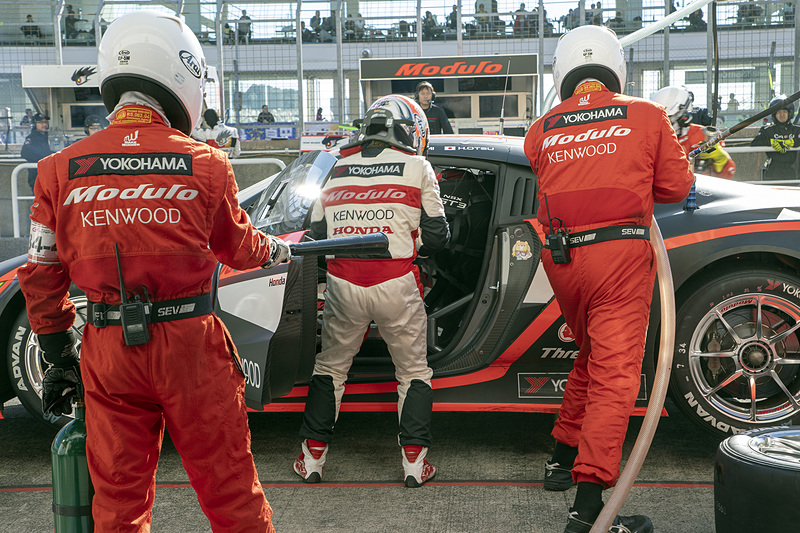 道上選手から大津選手へドライバー交代。タイヤの持ちも心配ないということで、大津選手は終始攻めの走りを見せた