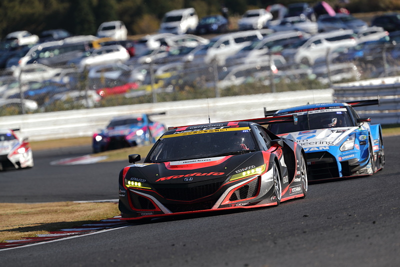 SUGOに続いて見せてくれた大津選手のオーバーテイクショー。残り4周で3位にアップ。そしてチェッカー！