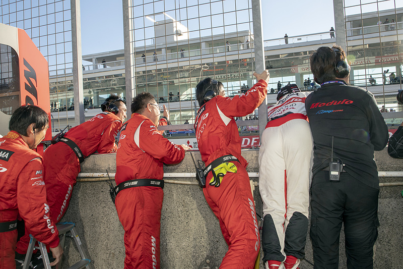 SUGOに続いて見せてくれた大津選手のオーバーテイクショー。残り4周で3位にアップ。そしてチェッカー！