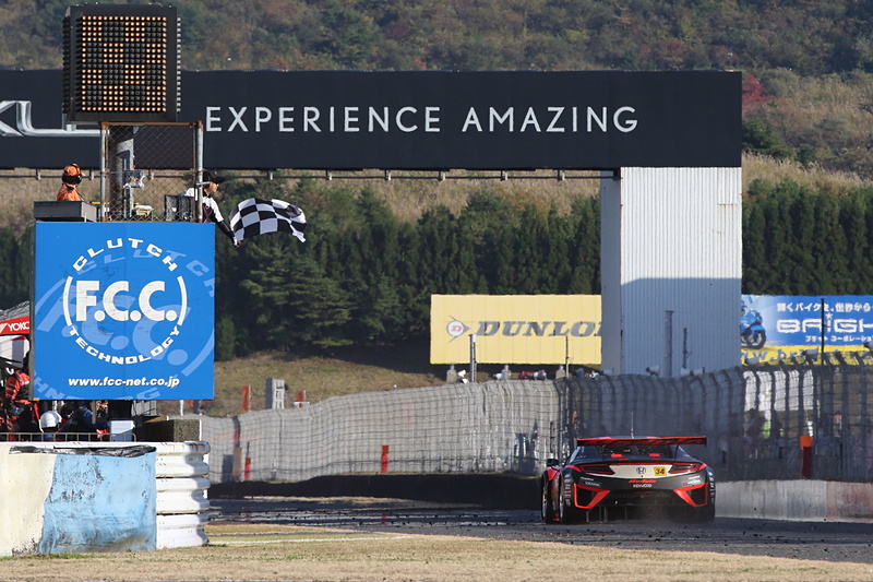 SUGOに続いて見せてくれた大津選手のオーバーテイクショー。残り4周で3位にアップ。そしてチェッカー！