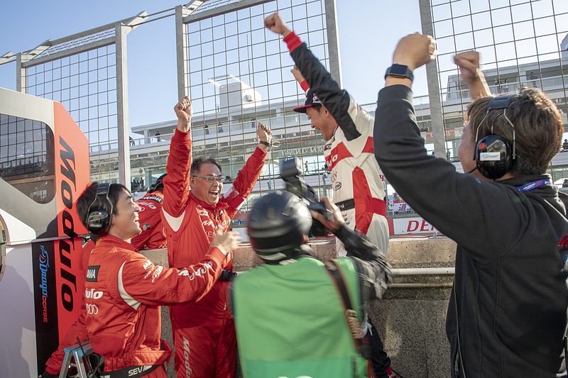 そしてチェッカー！　チームクルーは大いに湧く