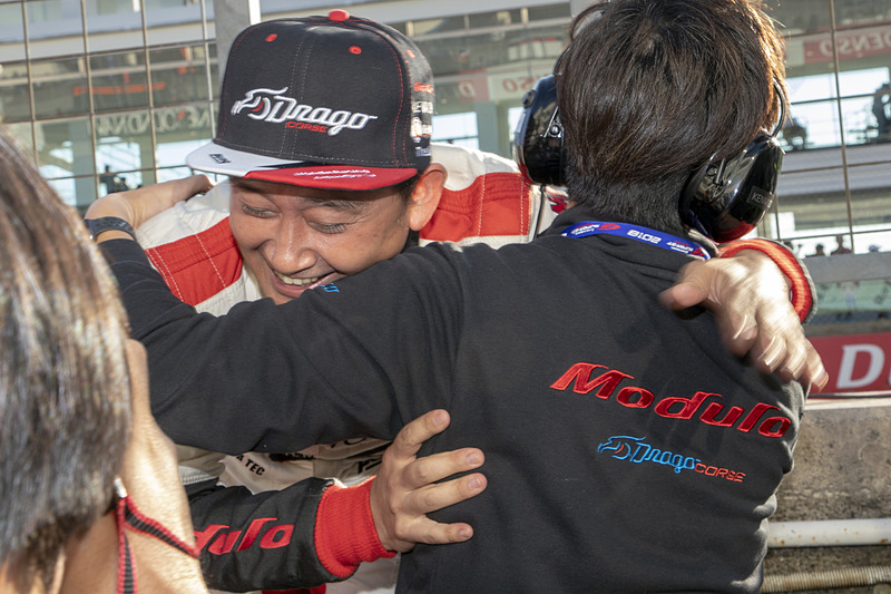 そしてチェッカー！　チームクルーは大いに湧く