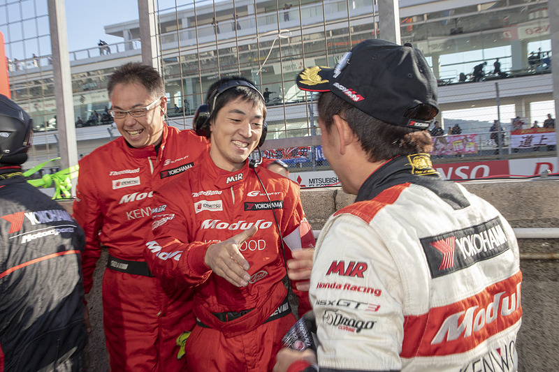 そしてチェッカー！　チームクルーは大いに湧く