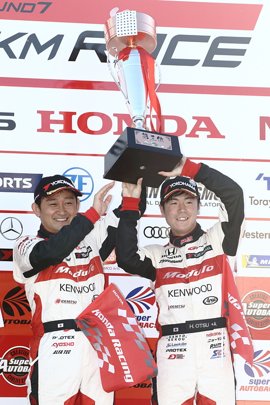 表彰台へ上がるのはチーム初のこと。それに道上選手もGT300クラスでは初、さらに大津選手はSUPER GTでの記念すべき初表彰台と、初づくしとなった今回の成績。道上選手、大津選手の笑顔が印象的だった