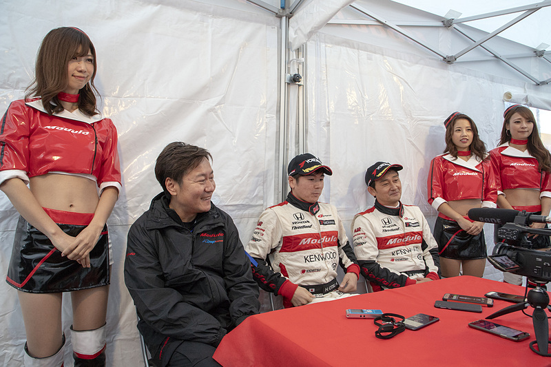 会見場に3人が登場すると大きな拍手が湧いた。笑顔が多く、いい雰囲気で行なわれた会見だった