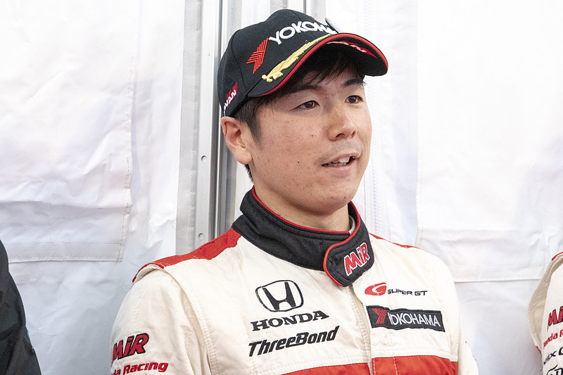 静かに燃えるタイプ（!?）の大津選手。日ごろはあまり表情を変えないが、表彰台ではこれまでにない表情を見せた。次戦への意気込みは「富士のクラッシュからクルマに関わる全員が努力して来ました。そして1つでも上の順位を目指してきて、前回が4位、今回が3位です。これは本当にチームの力だと思うので、最後は“優勝”で終わりたいと思っています」という、聞きたかったひと言で締めくくってくれた