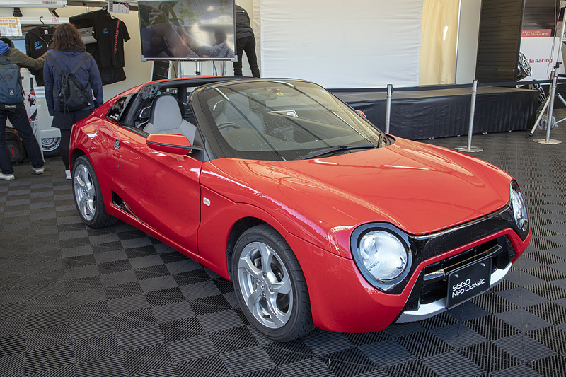 ホンダアクセスの車両展示。こちらは発売されたばかりの「S660 Neo Classic」（ボディキット装着車）