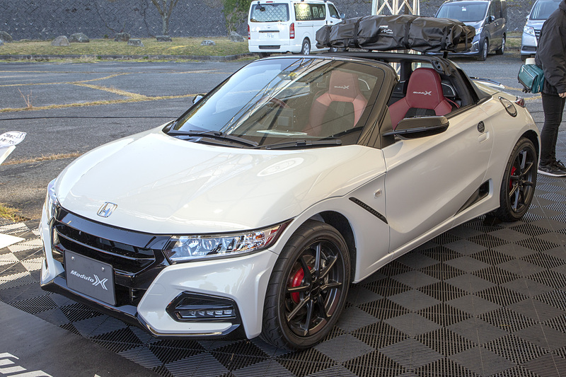 「S660 Modulo X」。トップキャリアやスカイサウンド インターナビなど、最新の純正アクセサリーも装着されている