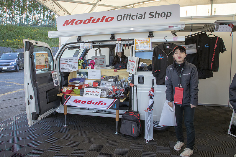 こちらは軽自動車「N-VAN」を使ったModuloオフィシャルショップ