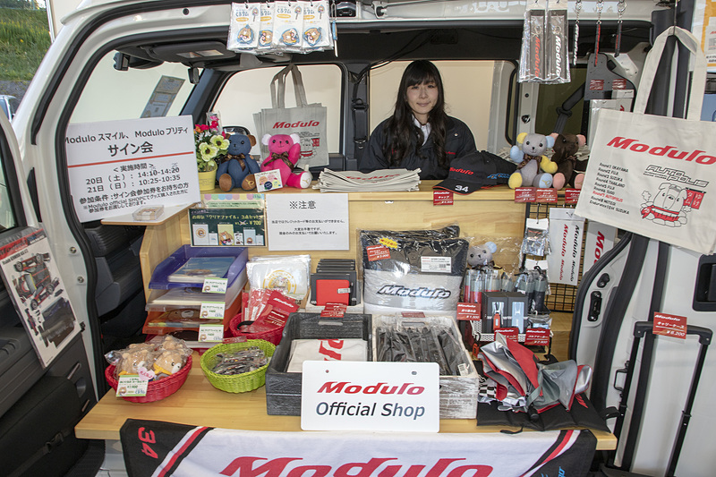 こちらは軽自動車「N-VAN」を使ったModuloオフィシャルショップ
