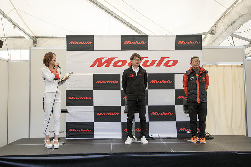 土屋圭市氏と福田正剛氏の「Modulo Xトークショー」。MCは水村リアさん。最後には土屋氏からのプレゼントとサイン入りModuloオリジナルトートバッグがもらえるジャンケン大会も行なわれた