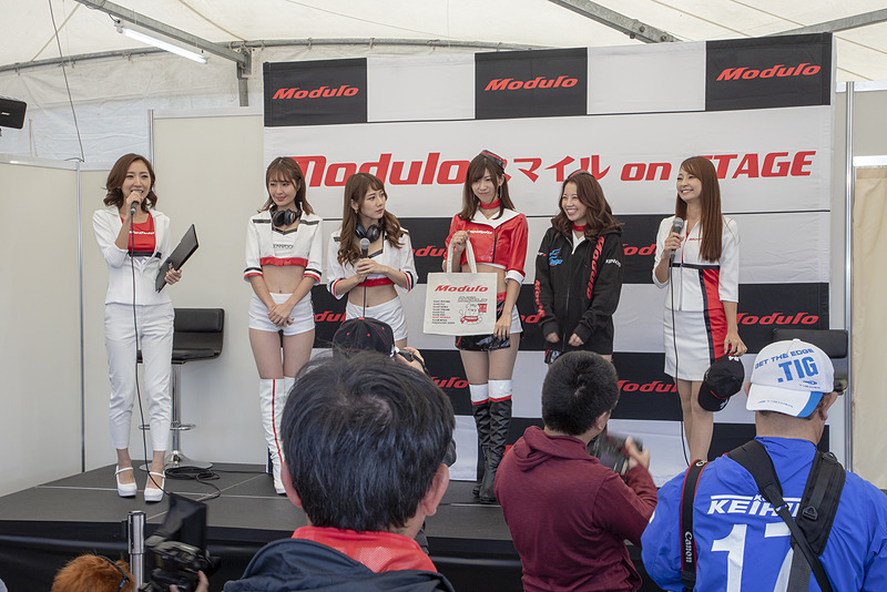 大人気の「Moduloスマイル on STAGE」。こちらも最後に全員のサイン入りトートバッグを掛けたジャンケン大会がある