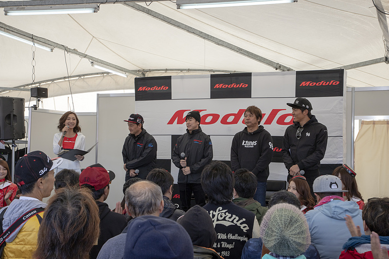日曜日の朝イチに行なわれる人気ステージが「Modulo Drago CORSEトークショー」。今回は96号車の新田選手、中山選手がゲスト出演