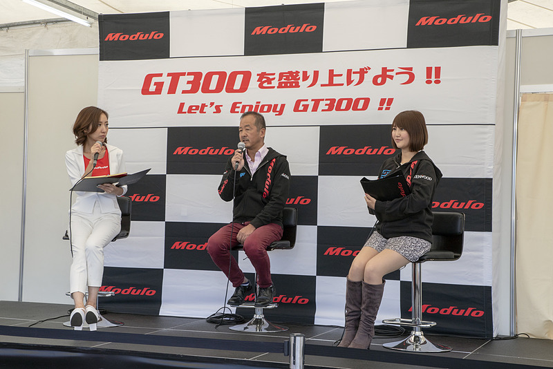 モータージャーナリストやレースカメラマンなどのゲストからGT300クラスの魅力を聞く「GT300を盛り上げよう!! Let's Enjoy GT300!!」ステージ。土曜日の担当は三栄書房のクリッカー編集長 小林和久氏とモータージャーナリストの矢田部明子氏