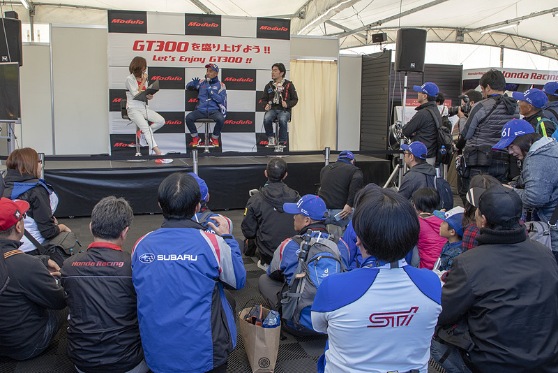 応援団長が登壇するということで、61号車ファンがステージ前に集まる。この一体感はさすがという感じ