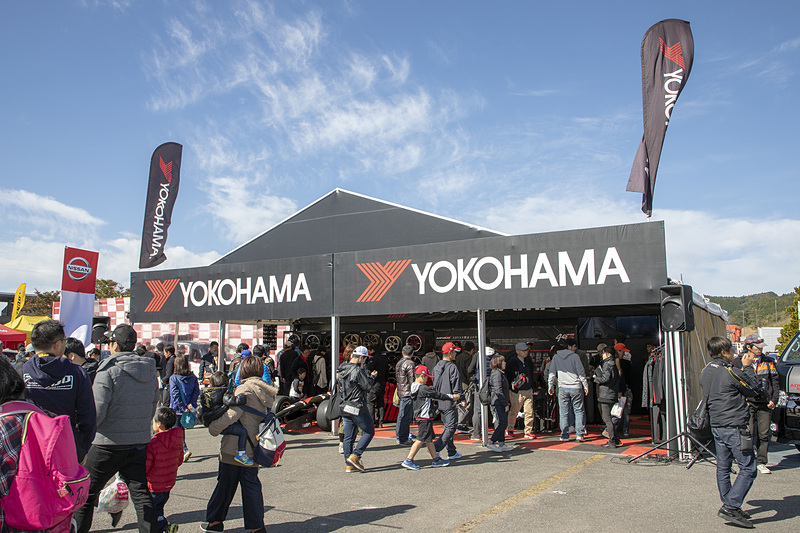 イベント広場には他にもいろいろなブースがあるので、見てまわるだけでかなり楽しめる。こちらは34号車も履く横浜ゴムのブース