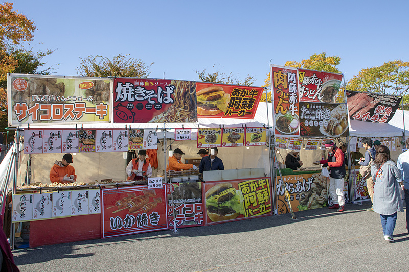 フードコートもイベント広場の楽しみの1つ。オートポリスでも美味しそうなご当地グルメだらけ。日曜日は午後までSUPER GTマシンの走行はないので、イベント広場でたっぷり遊べる