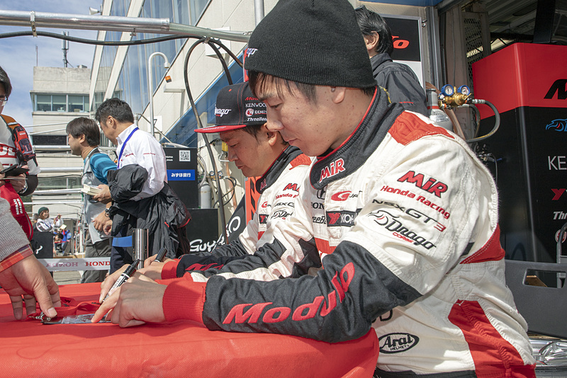 ピットウォークではドライバーサイン会やチームグッズの無料配布などを実施