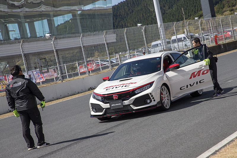 SUPER GTサポーターズクラブやSUPER GT公式モバイルサイトの会員を対象にした「サーキットエクスペリエンス」。大津選手がドライブする「シビック TYPE R」の助手席でサーキットを1周できる