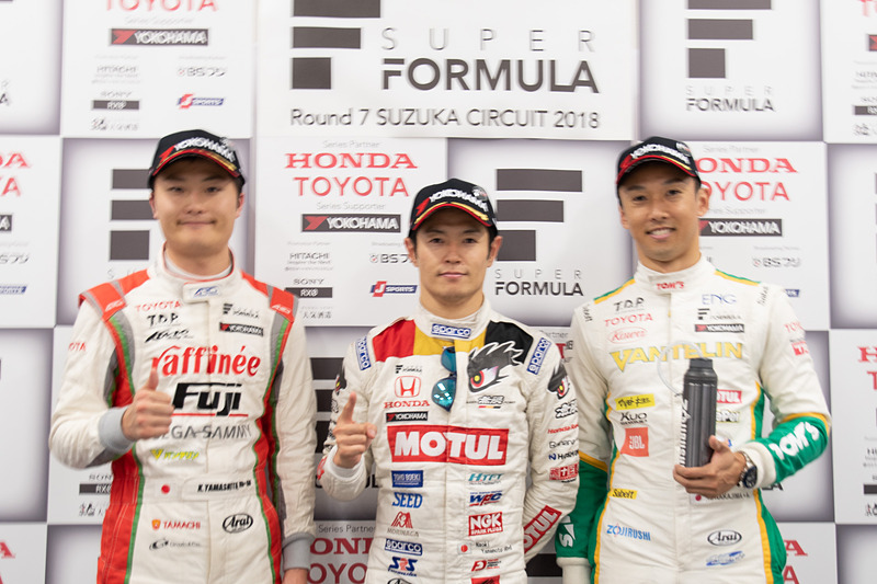 写真は予選2位の山下健太選手（4号車 ORIENTALBIO KONDO SF14）、ポールポジションの山本尚貴選手（16号車 TEAM MUGEN SF14）、予選3位の中嶋一貴選手（36号車 VANTELIN KOWA TOM’S SF14）