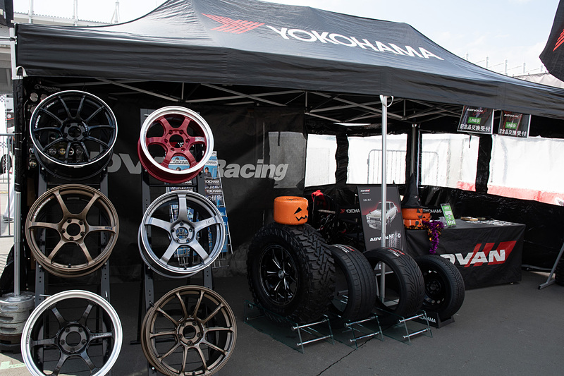 横浜ゴムブース。ホイール製品も展示されている