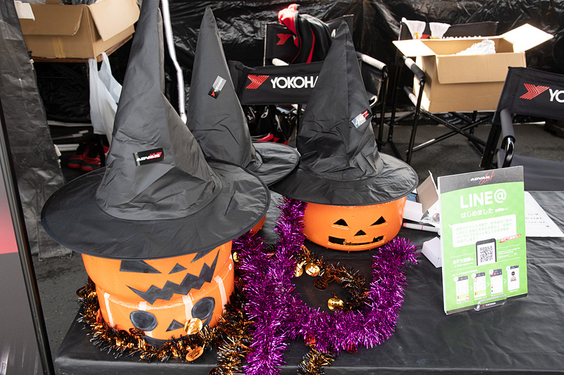 横浜ゴムのブースに展示されていたハロウィーンタイヤ。担当者は「記念写真を一緒に撮ってもらえれば」という