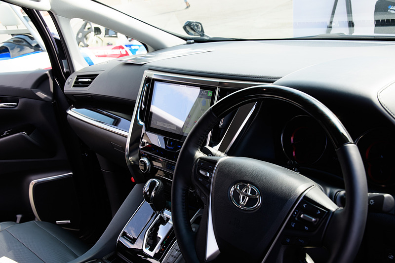 こちらは、最新カーナビに加え、フリップダウンモニターなどを確認できるデモカー