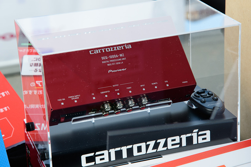 赤い筐体が印象的なマツダ車専用デジタルプロセッサー「DEQ-1000A-MZ」。マツコネ接続ケーブルが付属しながら、通常版の黒い「DEQ-1000A」と同価格の2万8000円（税別）