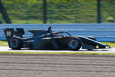 JAF鈴鹿グランプリ 2018】佐藤琢磨選手と中嶋一貴選手が新型「SF19」で