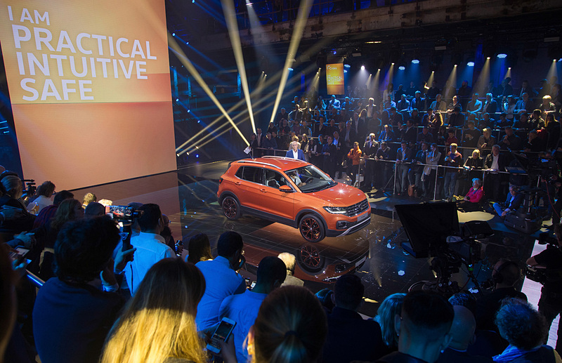 T-Crossの発表会ではイギリスのスーパーモデル、女優、ミュージシャンを務めるカーラ・デルヴィーニュさんも登場。「T-Crossは単なる都会派SUV以上の存在で、私のような複数の側面があり、スタイリッシュなのが大好きです！」とコメント