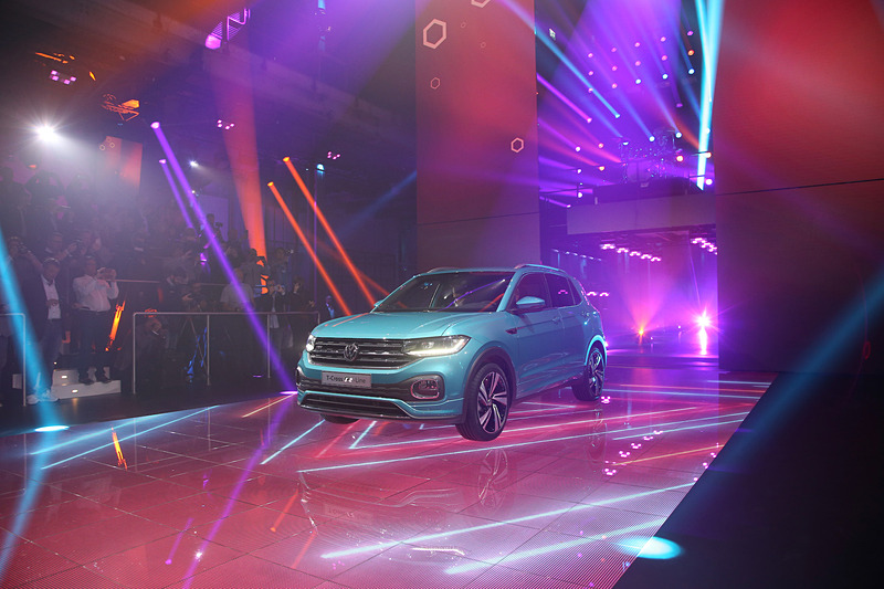 T-Crossの発表会ではイギリスのスーパーモデル、女優、ミュージシャンを務めるカーラ・デルヴィーニュさんも登場。「T-Crossは単なる都会派SUV以上の存在で、私のような複数の側面があり、スタイリッシュなのが大好きです！」とコメント